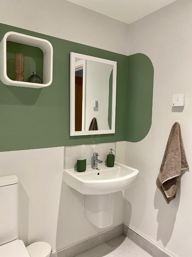 Modern Apartment In Central Quiet York With Free Parking - Contemporary New Building Exteriör bild
